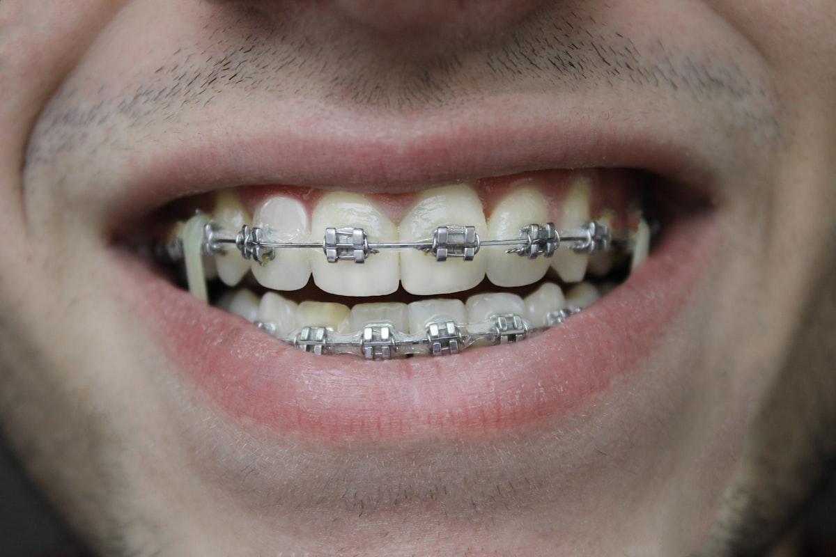 Lekarz dentysta podczas przeglądu stomatologicznego