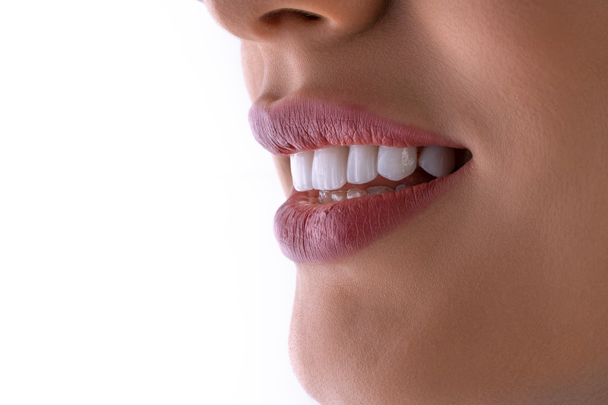 Dentysta dobierający odcień materiału kompozytowego
