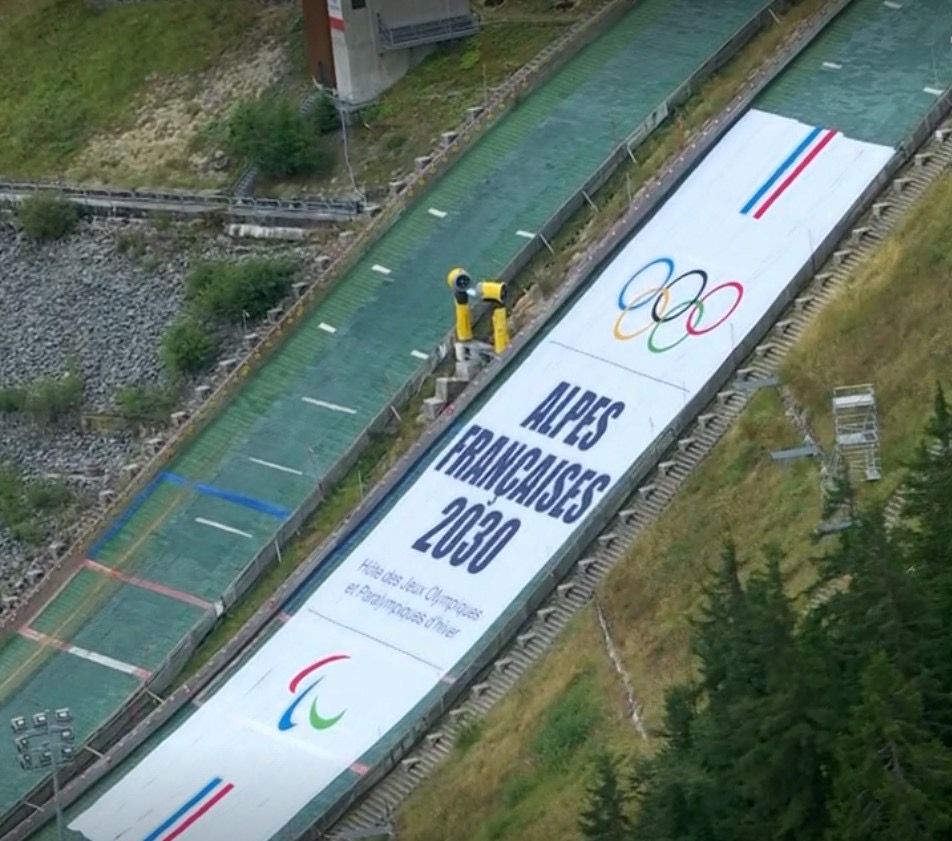 Drapeau géant JO 2030 Courchevel