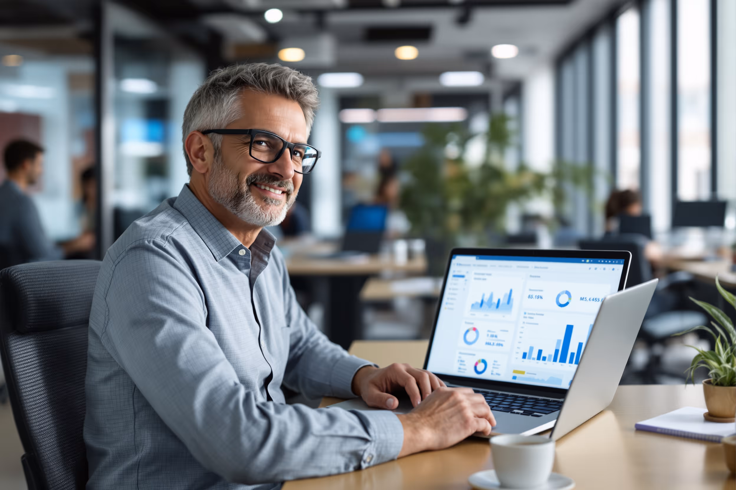 IT-Manager überwacht Cloud-Backup-Dashboard, Fokus auf Datensouveränität und DSGVO-Konformität.