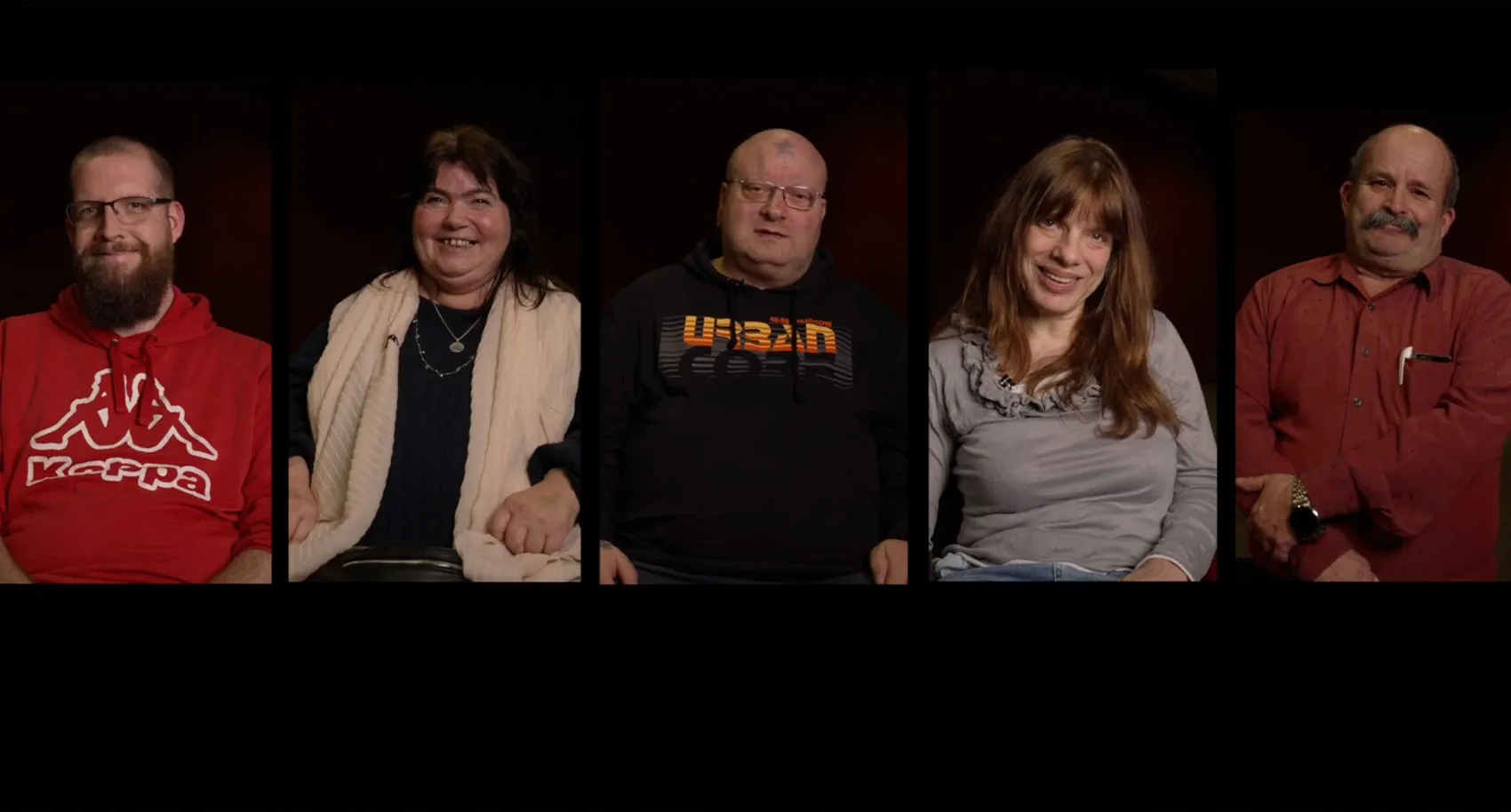 Portraits von fünf Personen, die in die Kamera lächeln vor einem dunklen Hintergrund.