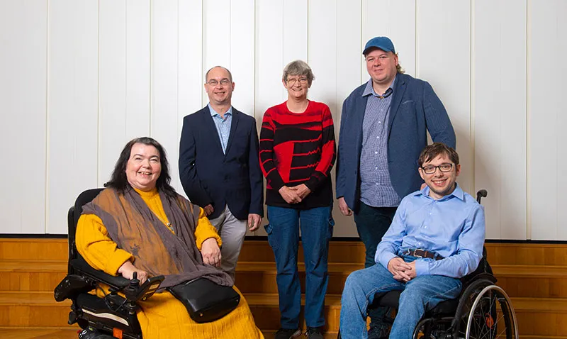Fünf Personen aus dem Vorstand. Zwei davon sitzen im Rollstuhl.