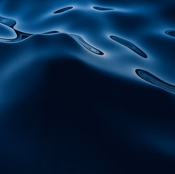 Nahaufnahme von dunklem, glänzendem, gewelltem Wasser mit Reflexionen.