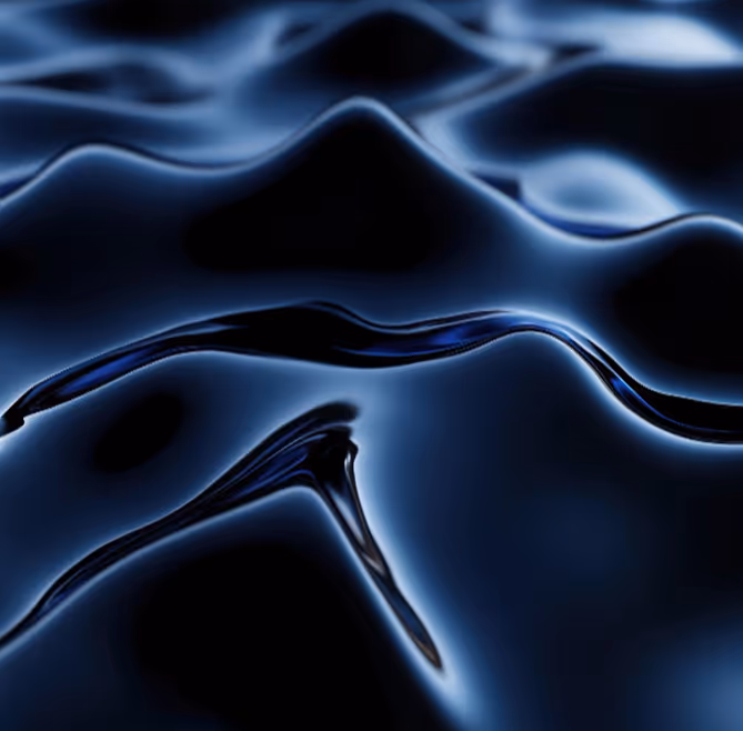 Glänzende, geschwungene Oberfläche in dunklem Blau mit weichen Lichtreflexen und fließenden Formen.