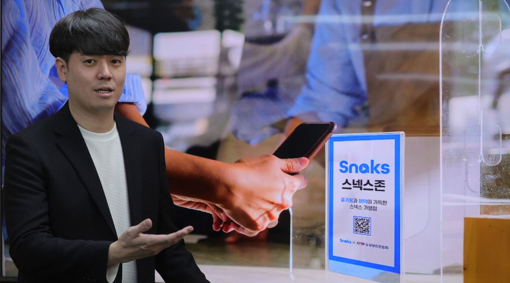 a representative who promotes Snaks