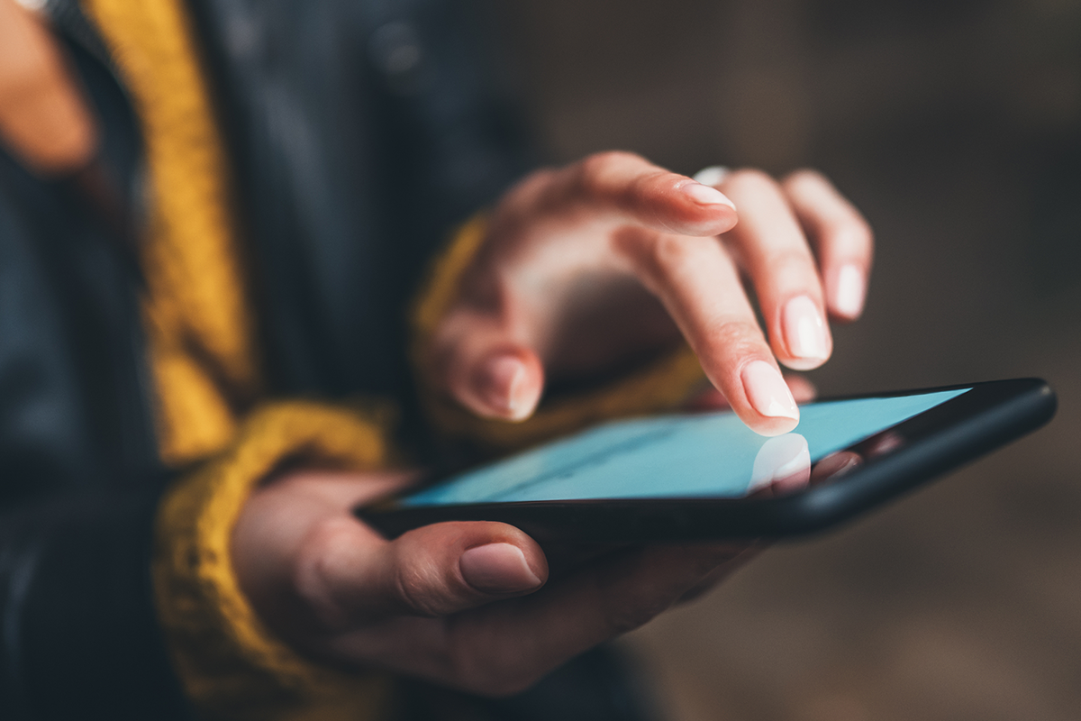 스마트폰으로 광고를 보는 비주얼