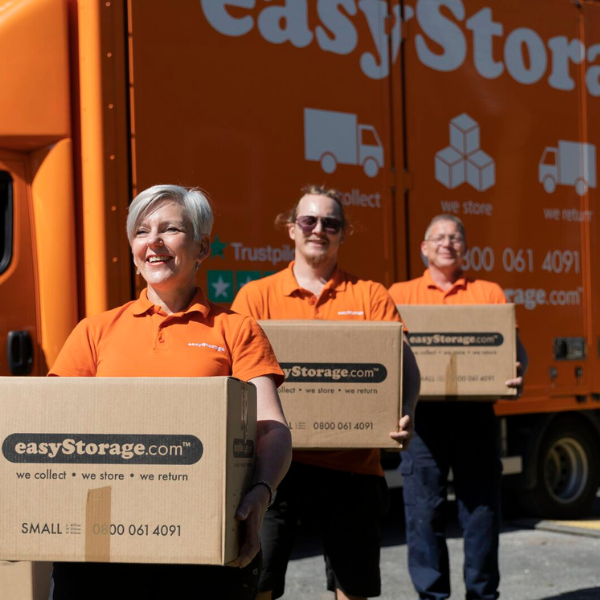 Loaders with easyStorage Boxes in front of a van