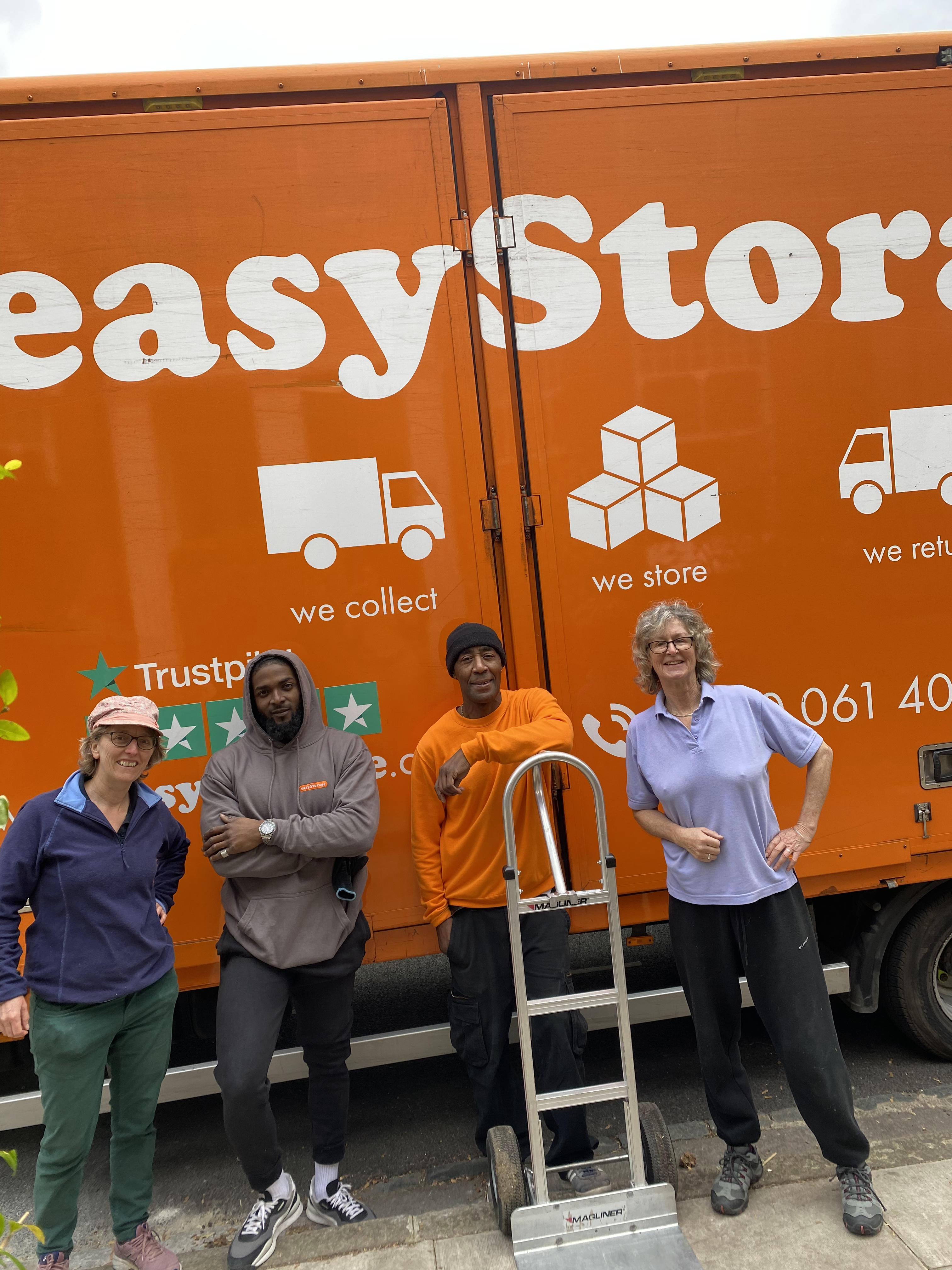 Smiley and happy customers by the easyStorge van