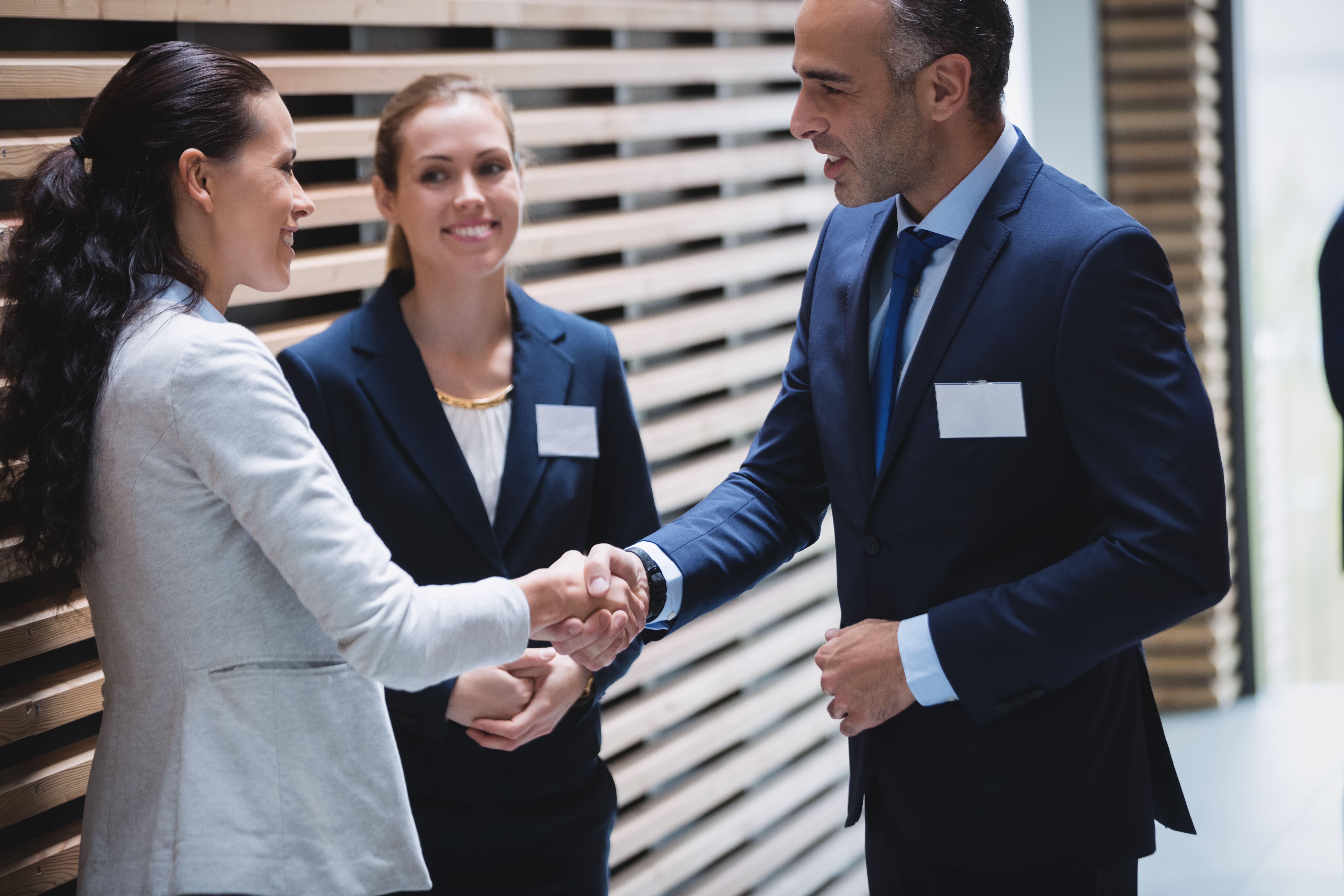 Poignée de main entre professionnels lors d’un rendez-vous d’affaires, illustrant la construction d’une relation durable et la fidélisation des clients en BtoB.