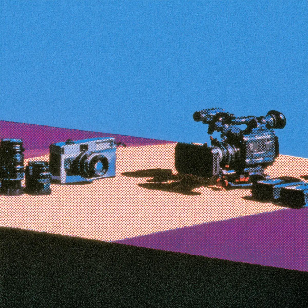 Caméras de cinéma et objectifs posés face à face sur une table de studio