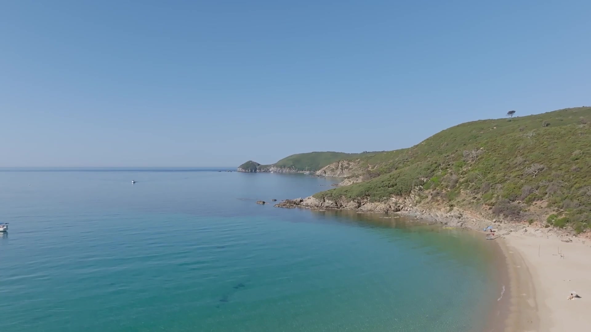 Vue drone d'une crique turquoise près du Cap Taillat, tournage Peloton sur la Côte d'Azur