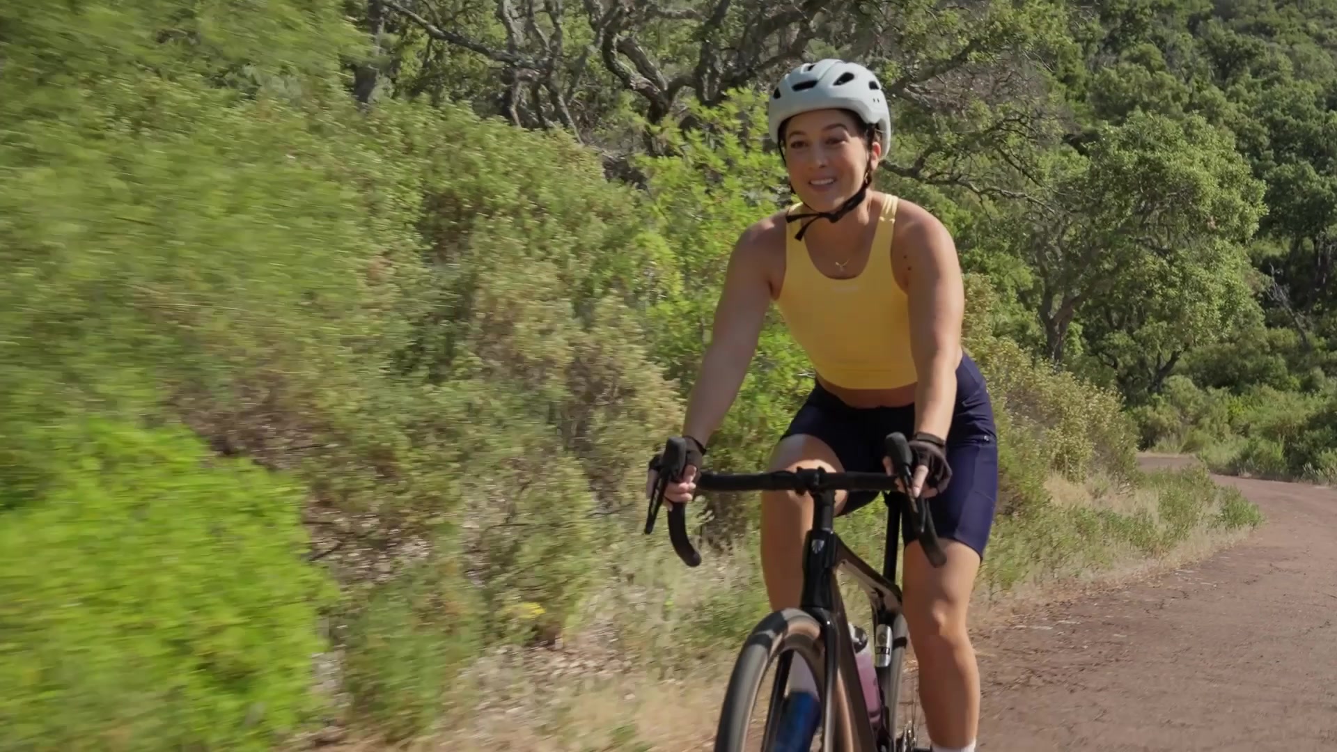 Cycliste Peloton filmée en tracking sur une route du littoral, tournage French Riviera Series