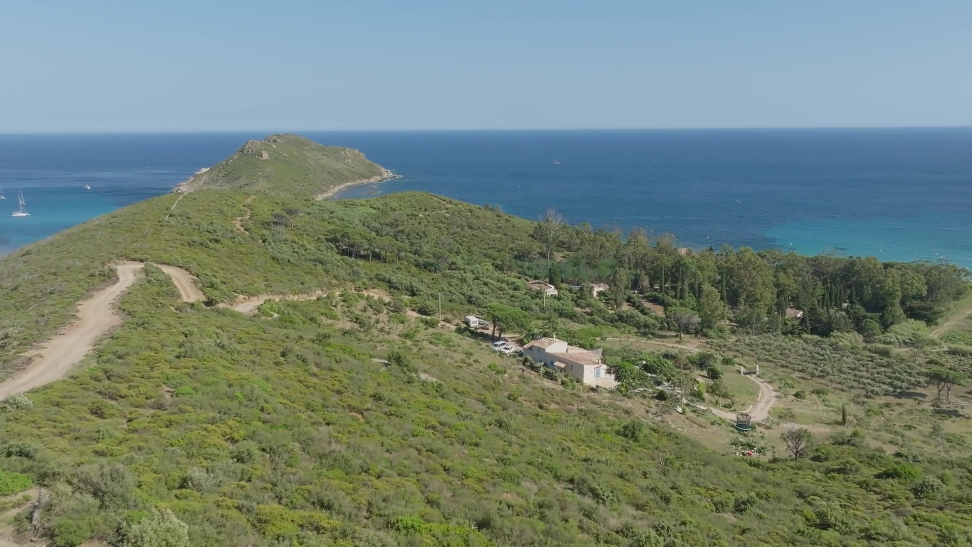 Vue drone du Cap Taillat, site du Conservatoire du littoral, tournage Peloton dans le Var