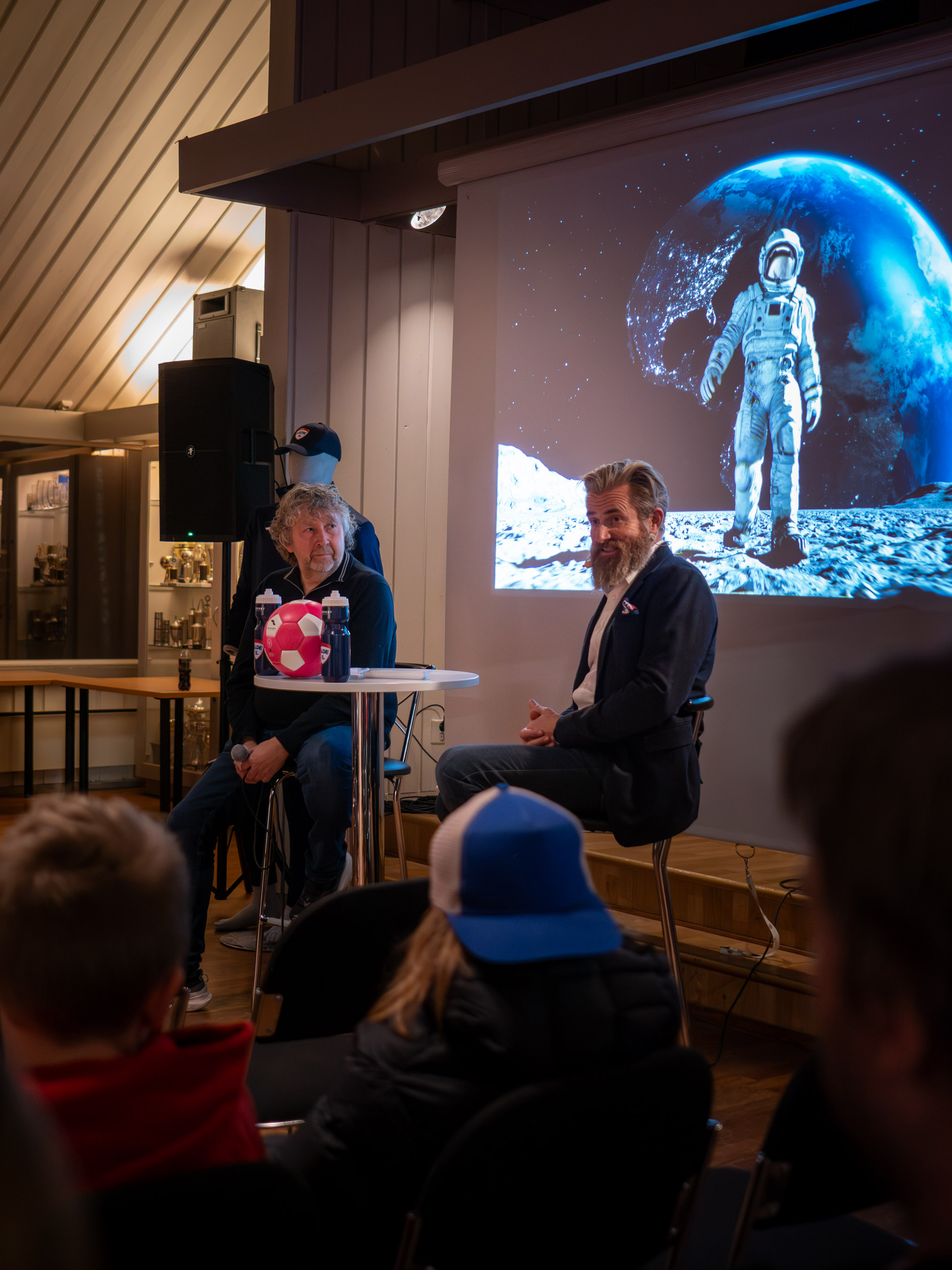 Astronaut med blomster – subtil romfartsreferanse som speiler RocketSports visuelle retning (skandinavisk, minimalistisk).