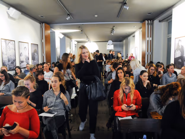 Sál plný žen čekající na začátek přednášky