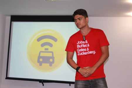 Tallis Gomes palestrando sobre a Easy Taxi
