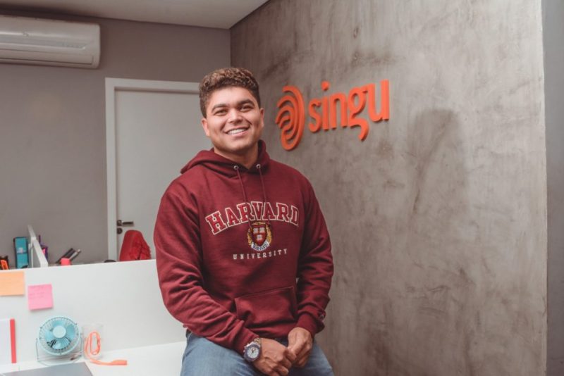 Tallis Gomes próximo do logo da Singu