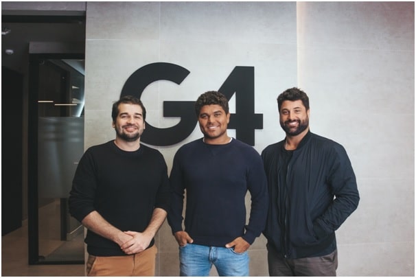 Bruno nardon, Tallis Gomes e Alfredo Soares em frente ao logo da G4 Educação