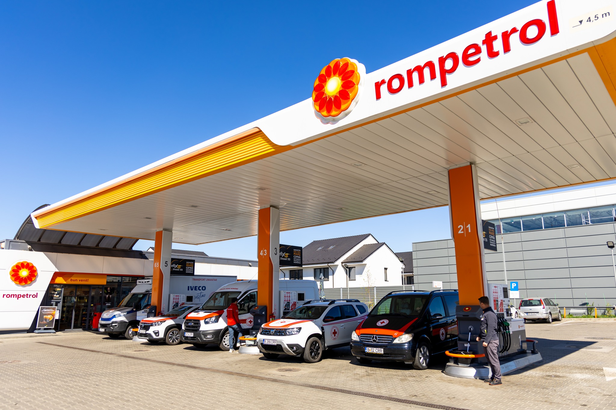 Benzinăriile Rompetrol vând foarte bine en-gros. Lanțul aproape că și-a triplat profitul în primele 9 luni din an | Economica