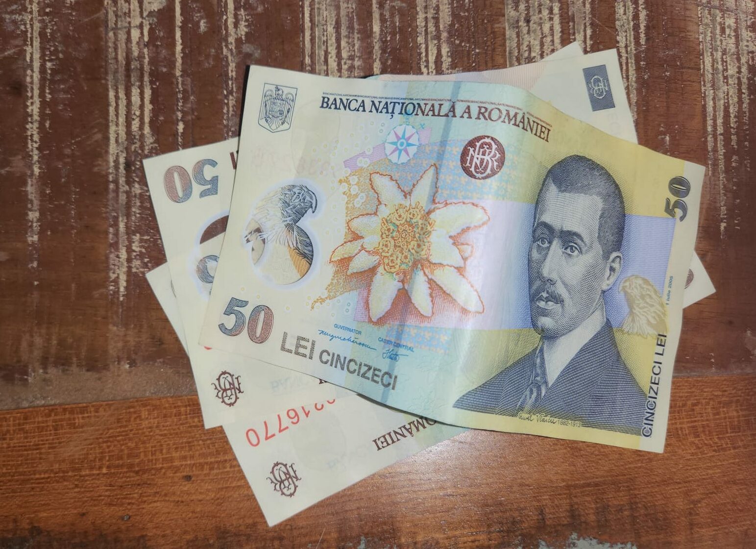 Un pachet de țigări se va scumpi cu minimum 1 leu după aplicarea accizei de 560,68 de lei. Comparație între evoluția taxei pe