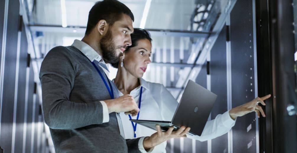 Manipularea și recunoașterea persoanelor cu ajutorul AI sunt interzise în UE. Cele opt tipuri de sisteme de Inteligență Artif