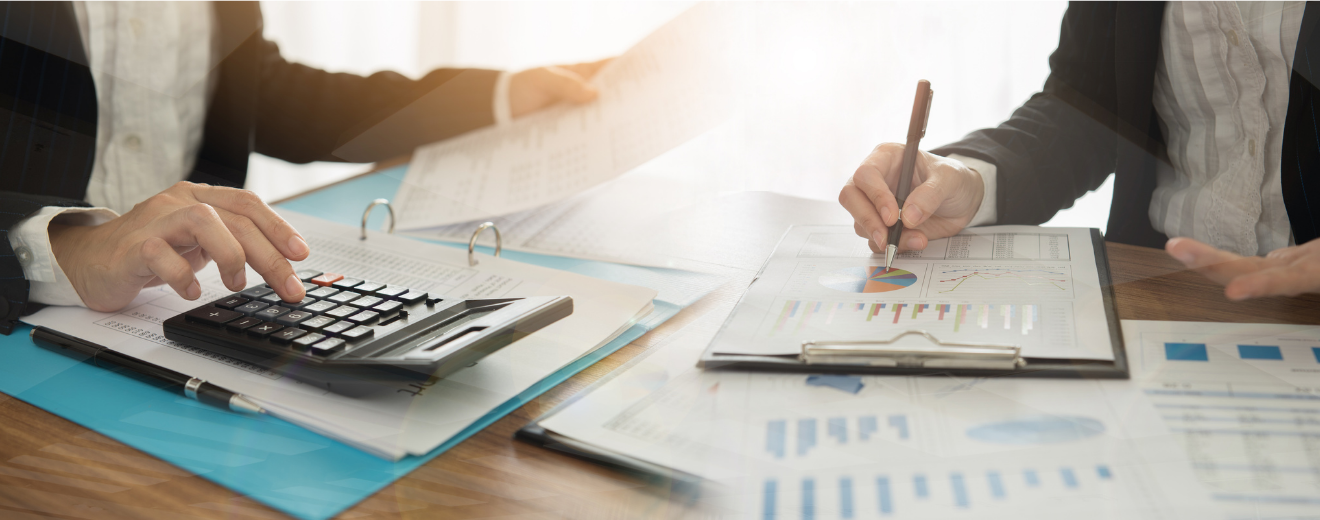 În ce condiții o firmă devine plătitoare de TVA și cum poate reveni la neplata taxei?  Care sunt cotele de TVA?