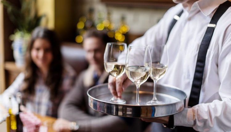 Majorarea salariului minim de la 1 ianuarie 2026 în HoReCa și turism. Cine pierde și cine câștigă dintre companii, stat, anga