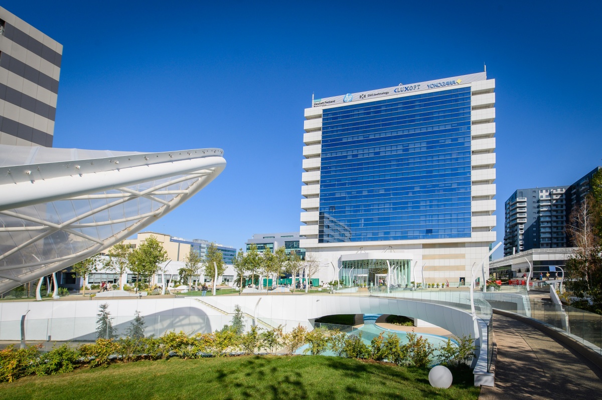 Angajații români și-ar dori o săptămână de lucru de 4 zile, dintre care cel puțin 3 să lucreze de la birou