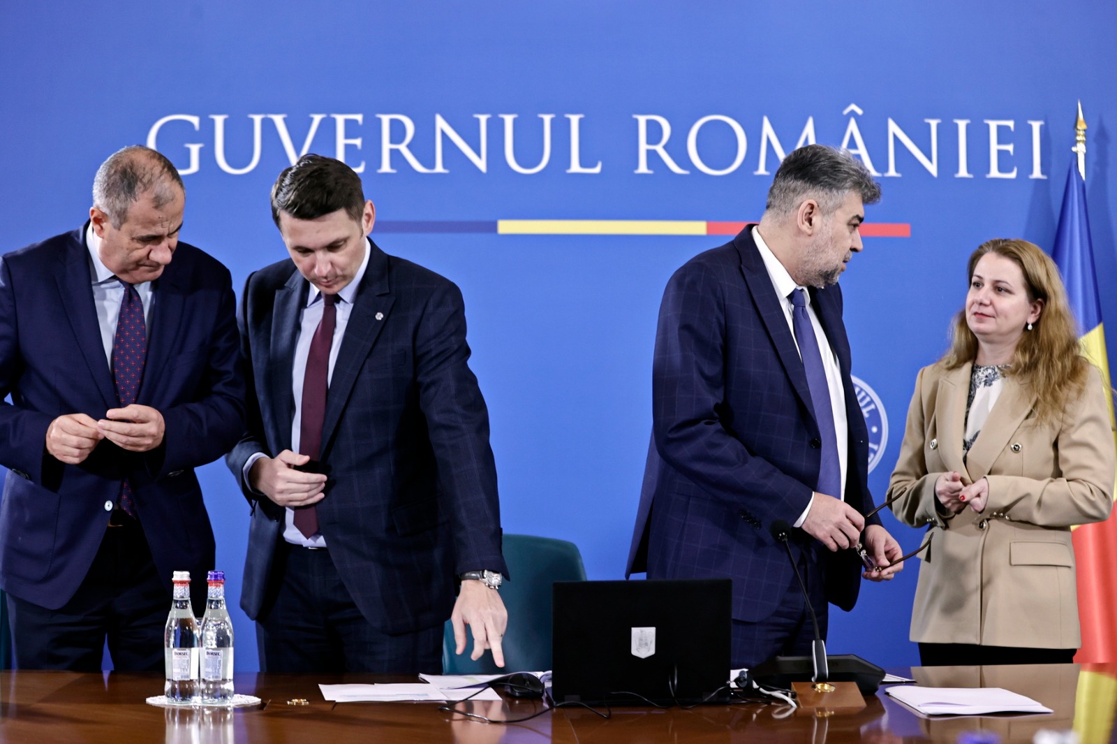 Taxa pe stâlp pentru firme a scăzut la 0,5%. A fost redusă și baza de calcul, la valoarea netă. Exemple de calcul