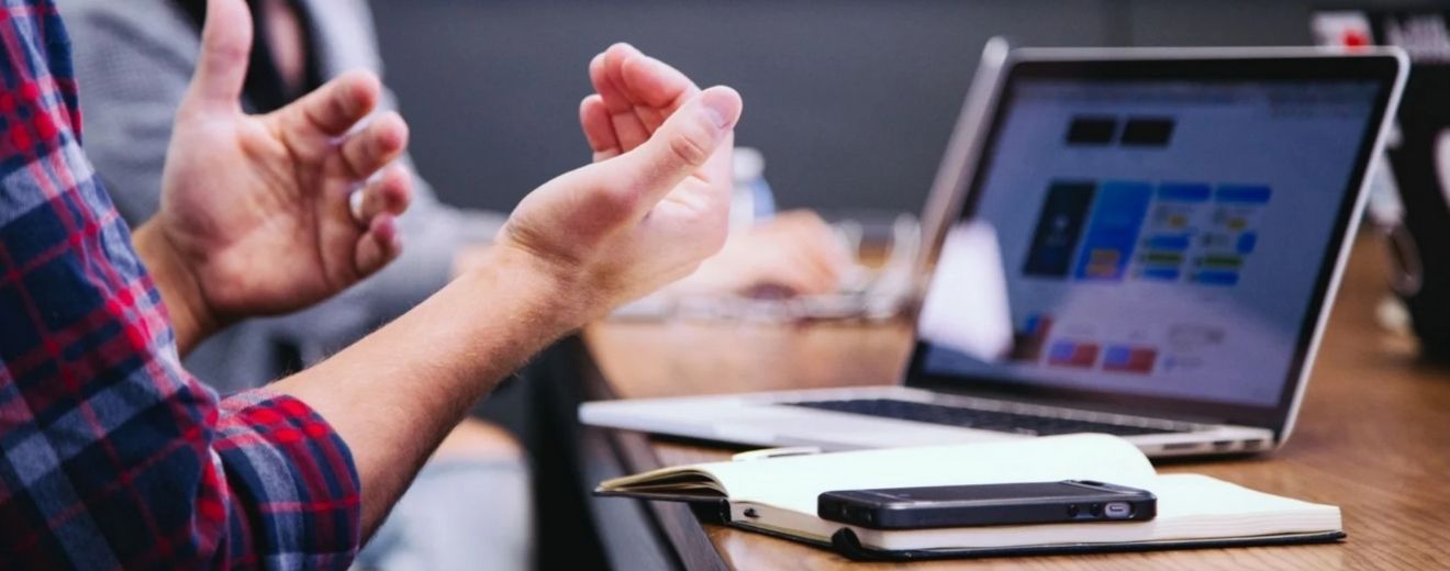 Competențele pe care trebuie să le aibă angajații români pentru a lucra cu Inteligența Artificială, conform OUG 27/2025