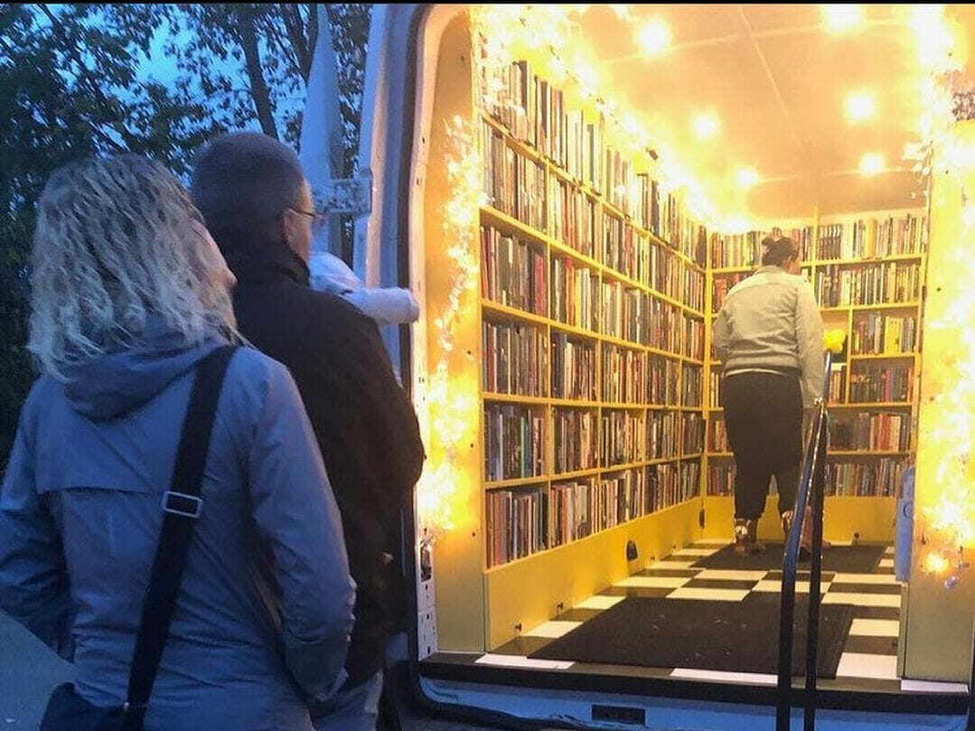 Povestea afacerii anticariatului pe patru roți care face reciclare culturală