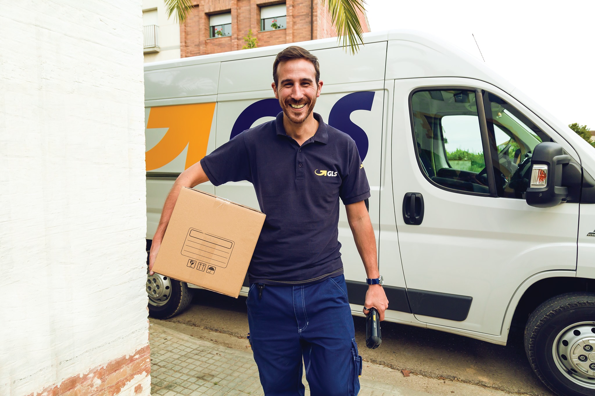 Firmele private de curierat au ajuns să facă zilnic afaceri cât valoarea a 750.000 de colete livrate. Câte livrări face un an