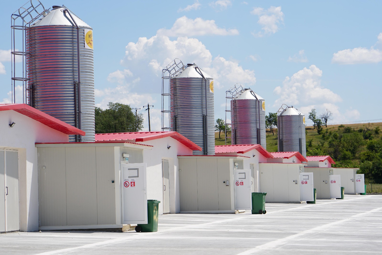 Cea mai mare și modernă fermă de pui a grupului Carmistin a fost inaugurată în Scornicești. Planul total de investiții este d