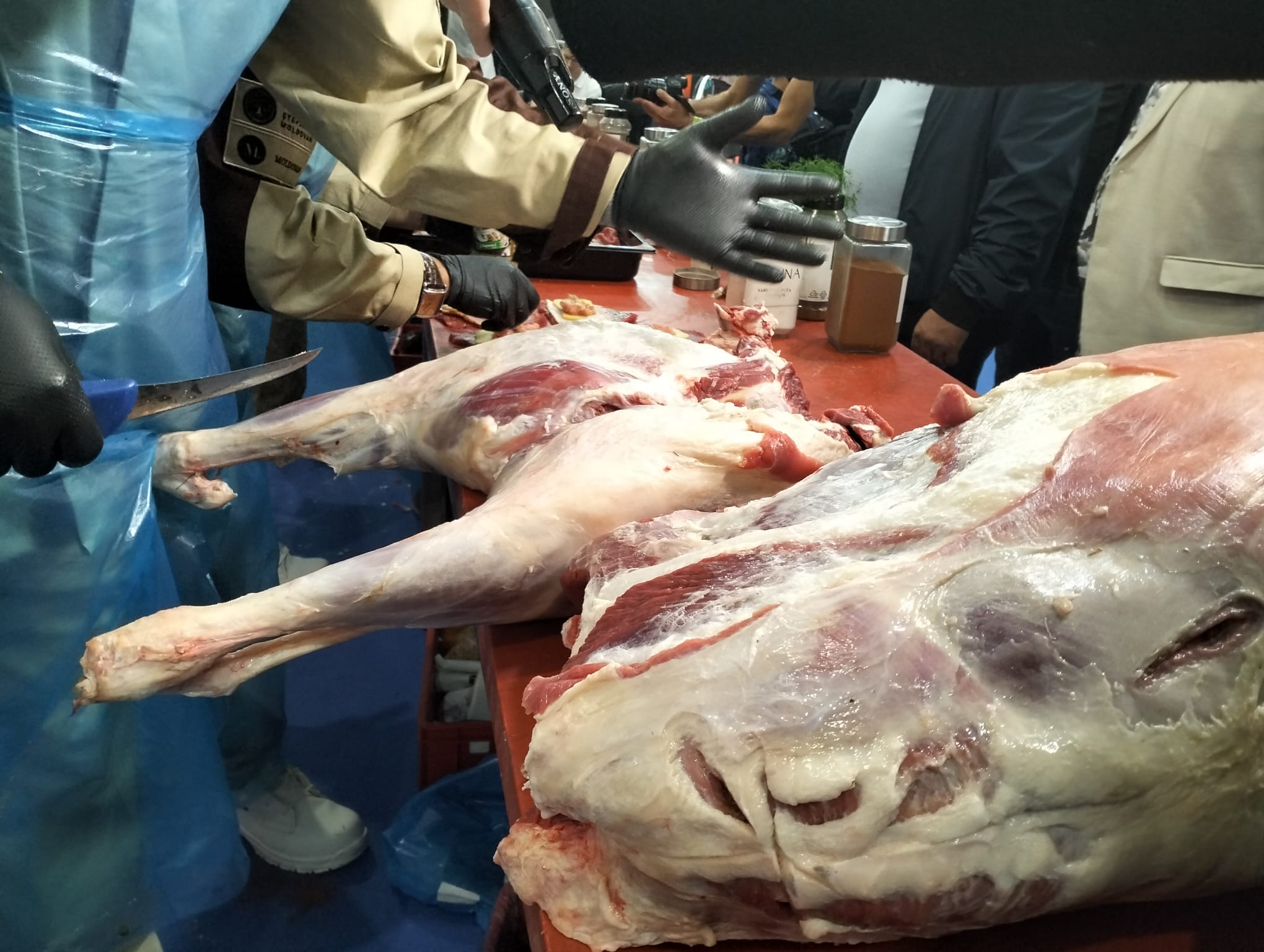 Cum au ocupat măcelarii români abatoarele din Europa. Foștii angajați au devenit antreprenori. Salariile din Occident