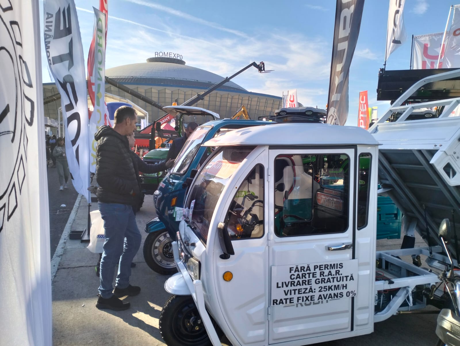 Un român din județul Neamț vinde în Germania mașinuțe electrice cu trei roți aduse din China