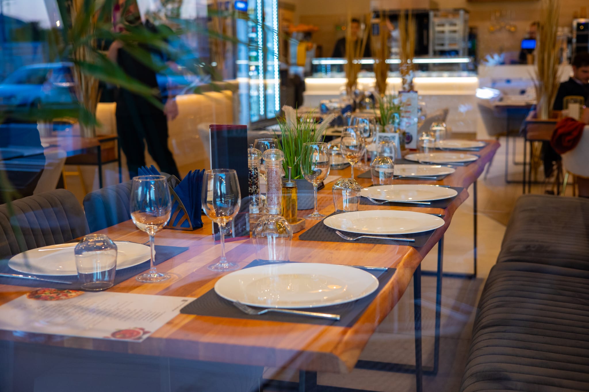 Angajatorii din HoReCa consideră că muncitorii români au devenit neserioși și instabili. „Mai bine un nepalez, decât trei rom