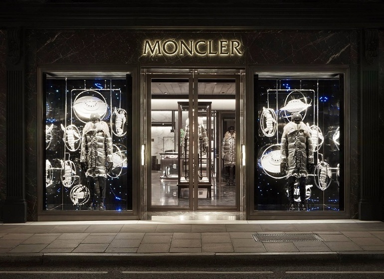 Profit.ro | Producătorul de haine de lux Moncler cumpără din nou în România