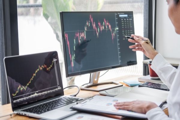 Profit.ro | Ratingul României rămâne BBB-. Este ultima treaptă din categoria recomandată investitorilor, cu perspectivă negat