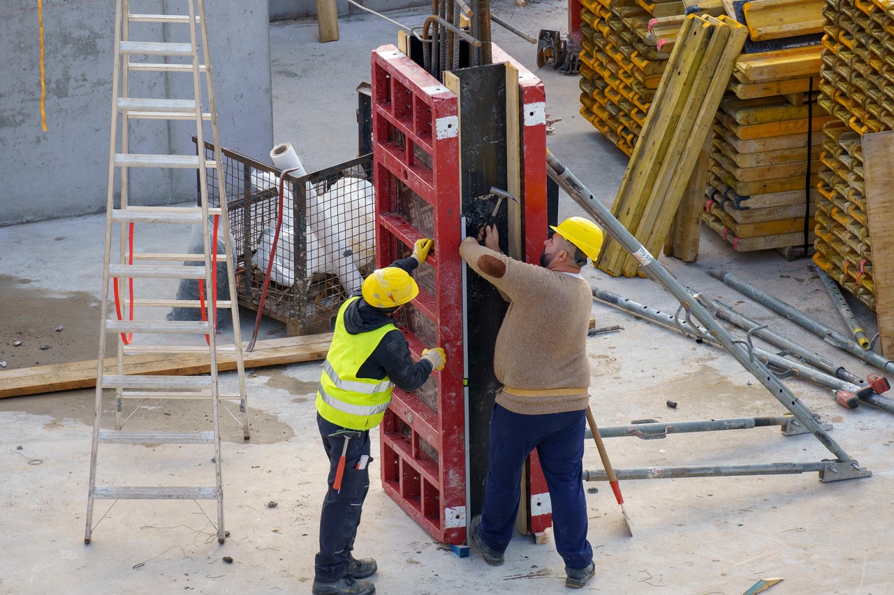 Migranții asiatici încep să părăsească șantierele din România. Constructorii se tem că intră în insolvență