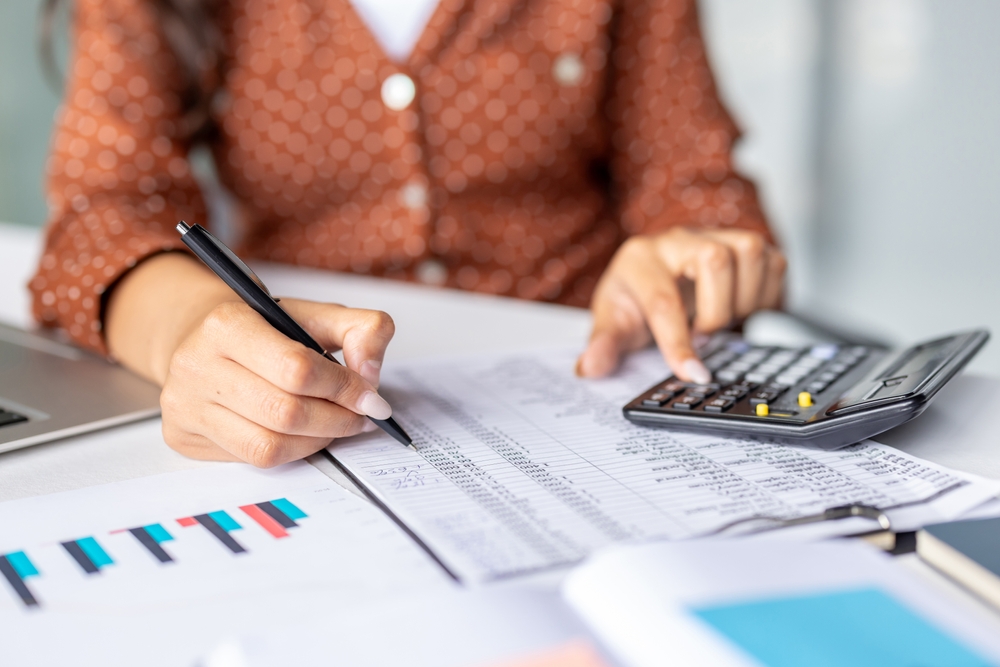 Cum schimbă educația financiară felul în care românii își gestionează banii