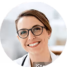 Lächelnde Frau mit Brille und weißem Kittel im Büro.