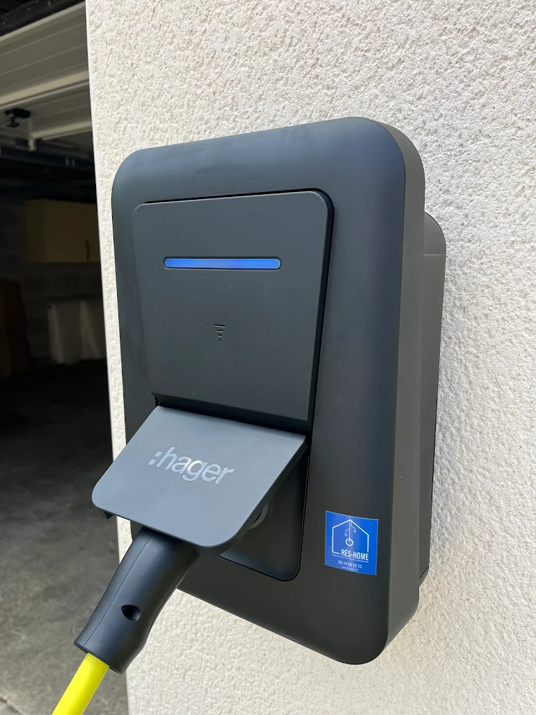 Borne de recharge de voiture électrique par Res-home en Deux-Sèvres, Charente & Charente-Maritime