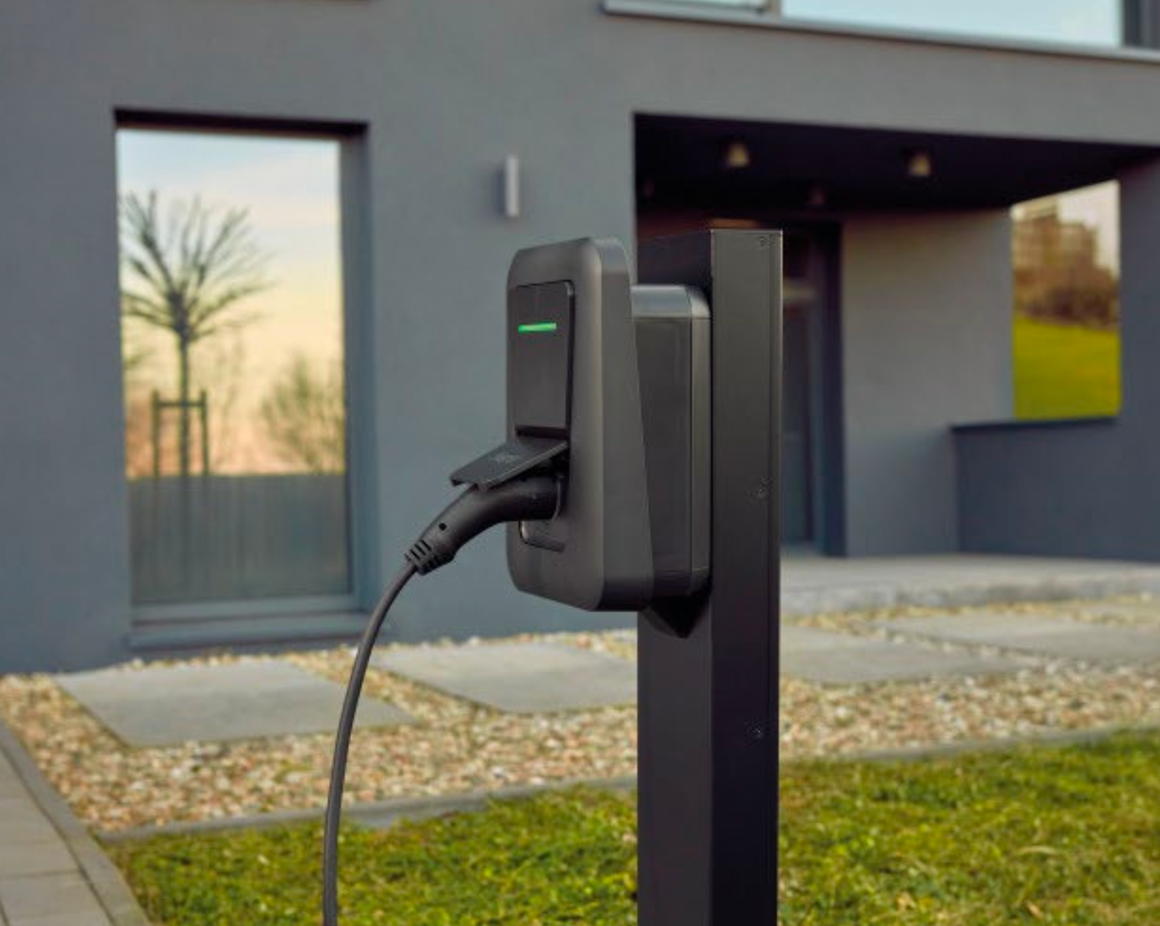 Salariée rechargeant son véhicule de service sur une borne d'entreprise