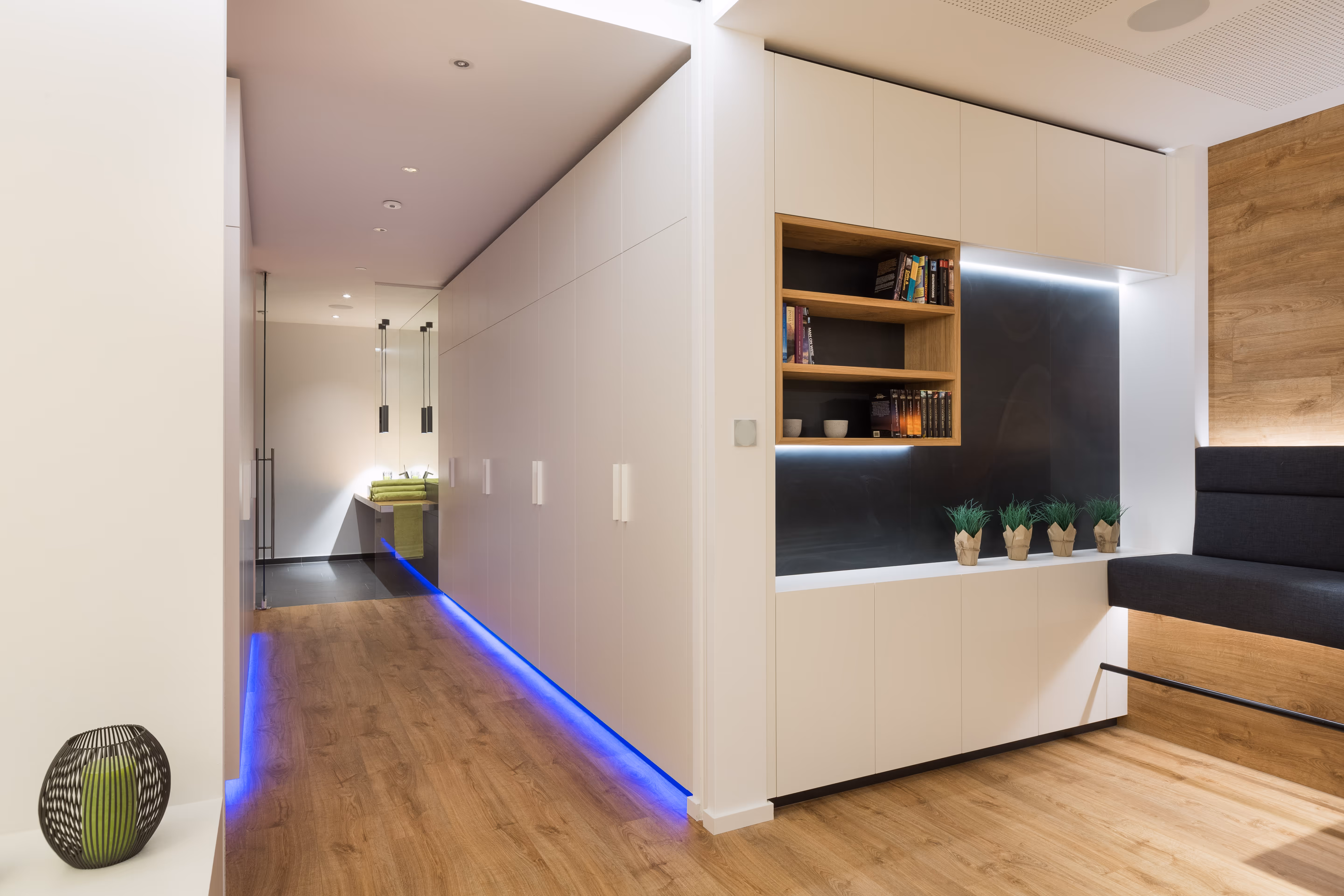 Intérieur domotique haut de gamme avec éclairage connecté et rangements sur-mesure