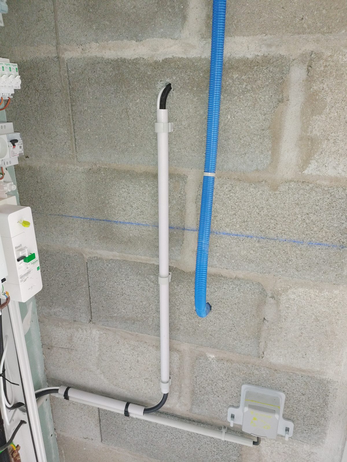 Liaison électrique de la borne posée sous conduit rigide sur mur en parpaing