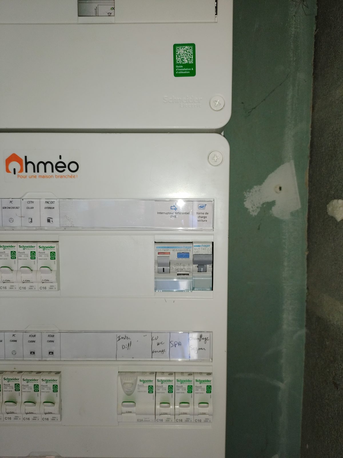 Tableau électrique avec interrupteur différentiel et disjoncteur dédiés à la borne de recharge à Benet
