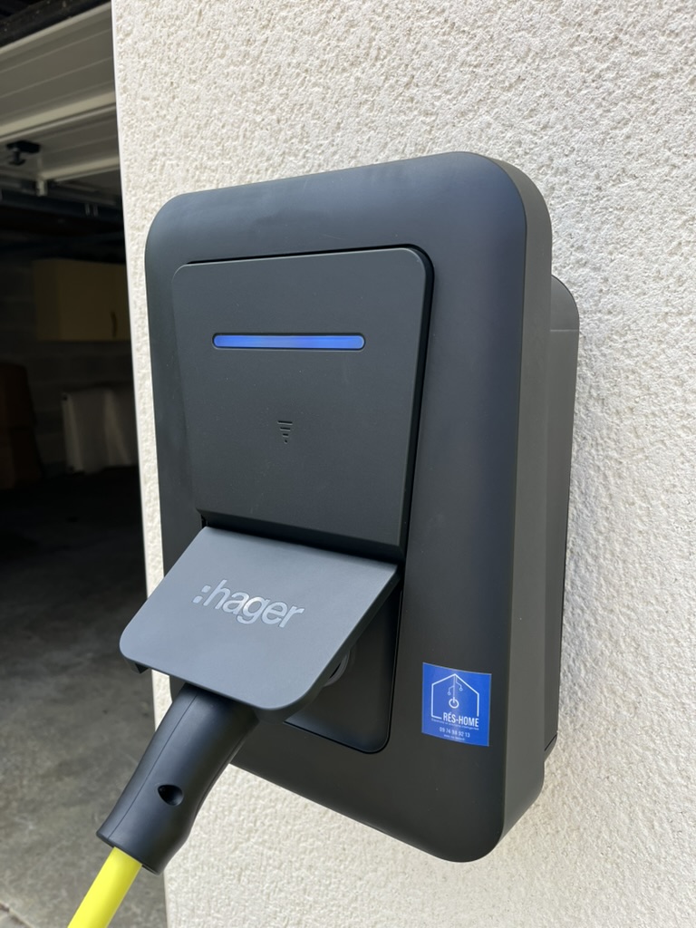 Borne de recharge Hager installée au mur d'une maison par RÉS-HOME