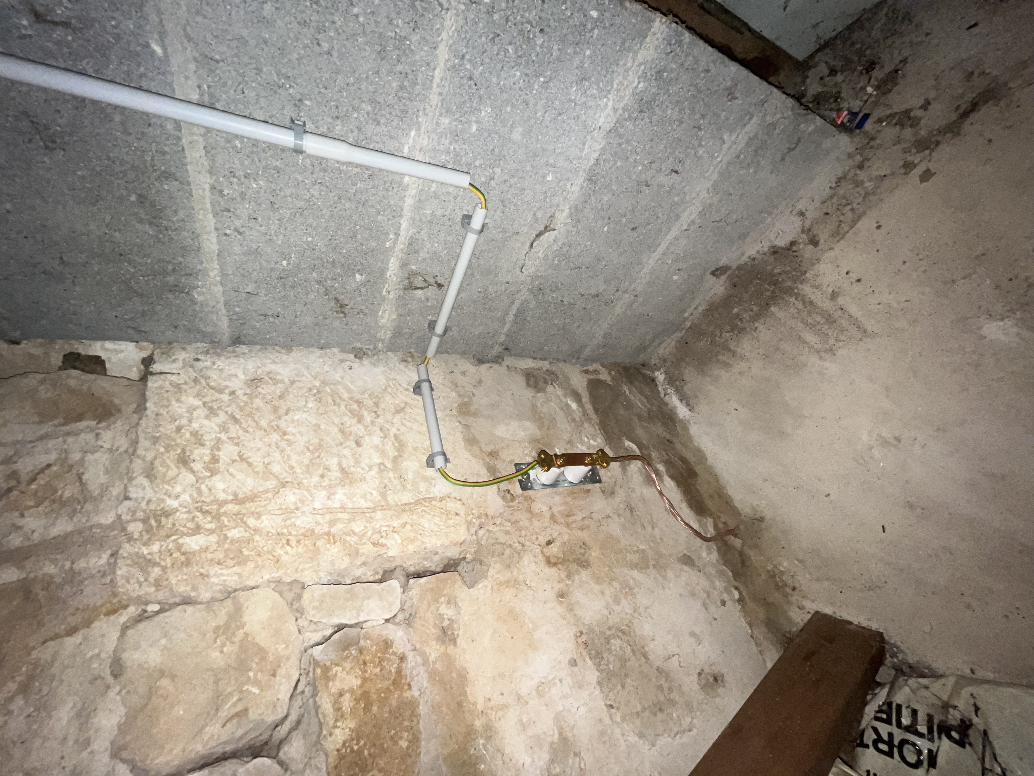 Maison en pierre à Aignondigné (79) où la prise de terre de la borne de recharge a été refaite
