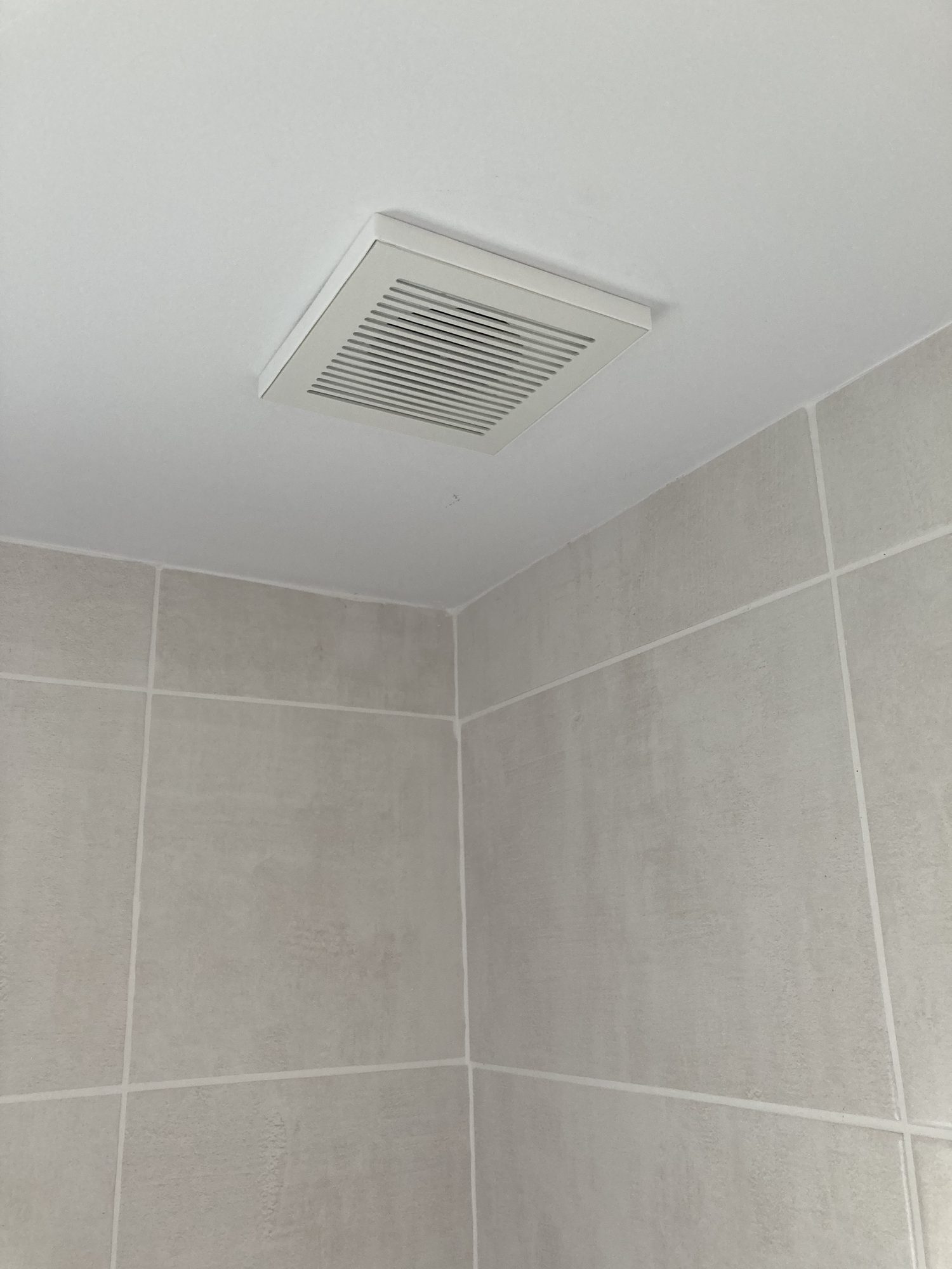 Bouche de VMC extra-plate au plafond d'une salle de bain à Benet