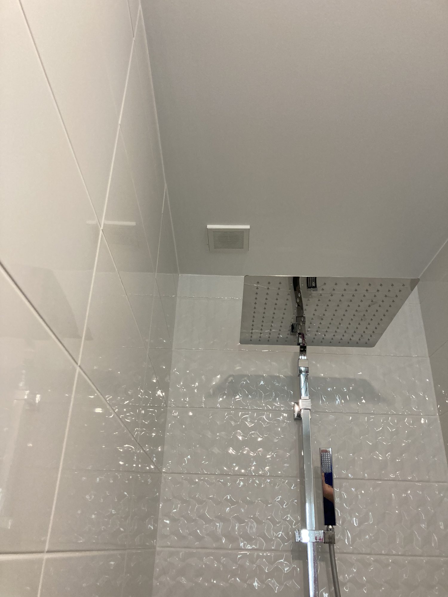 Bouche d'extraction extra-plate au-dessus d'une douche à Benet